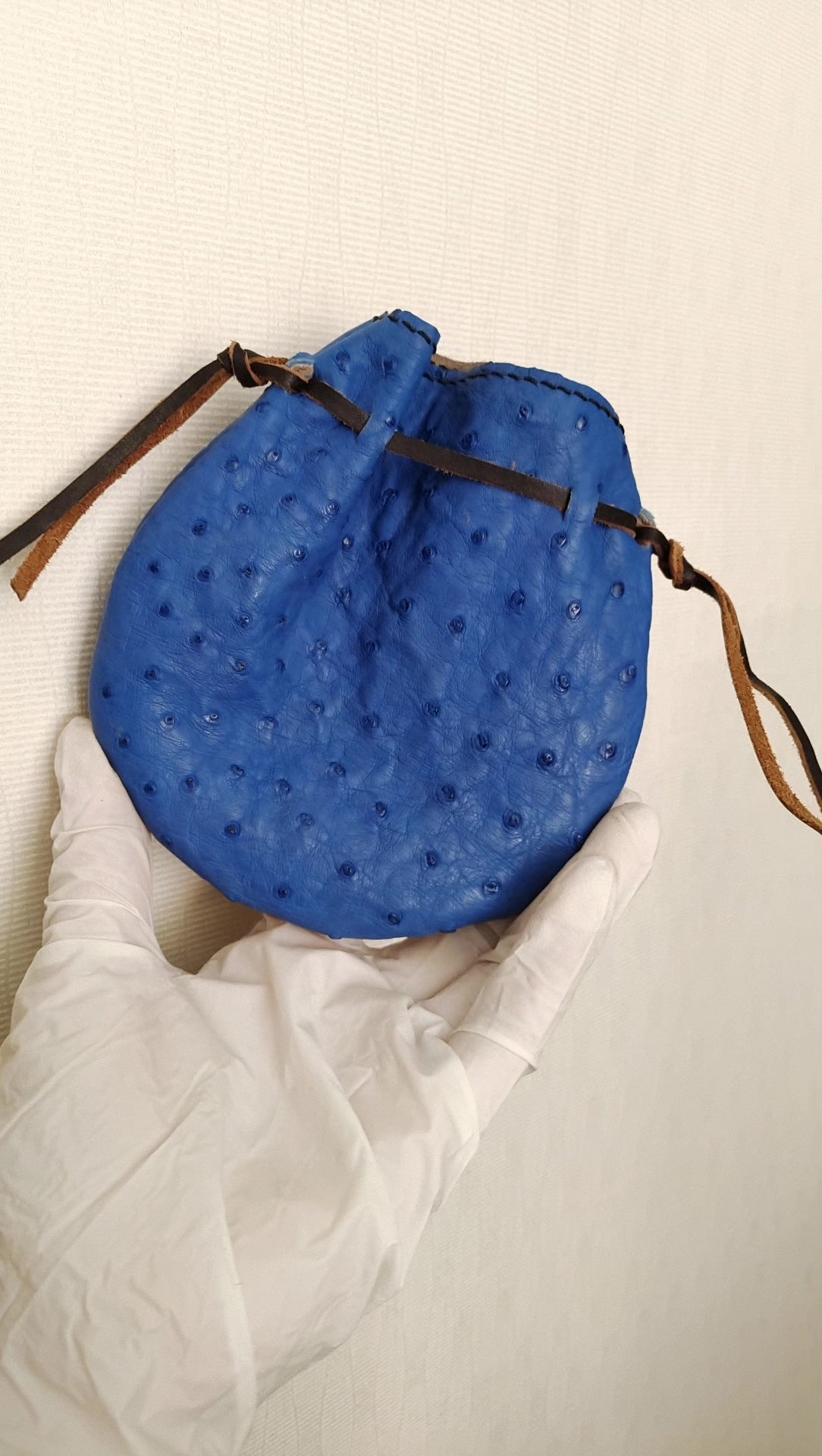 Blauer Straußenleder-Beutel mit Anhänger