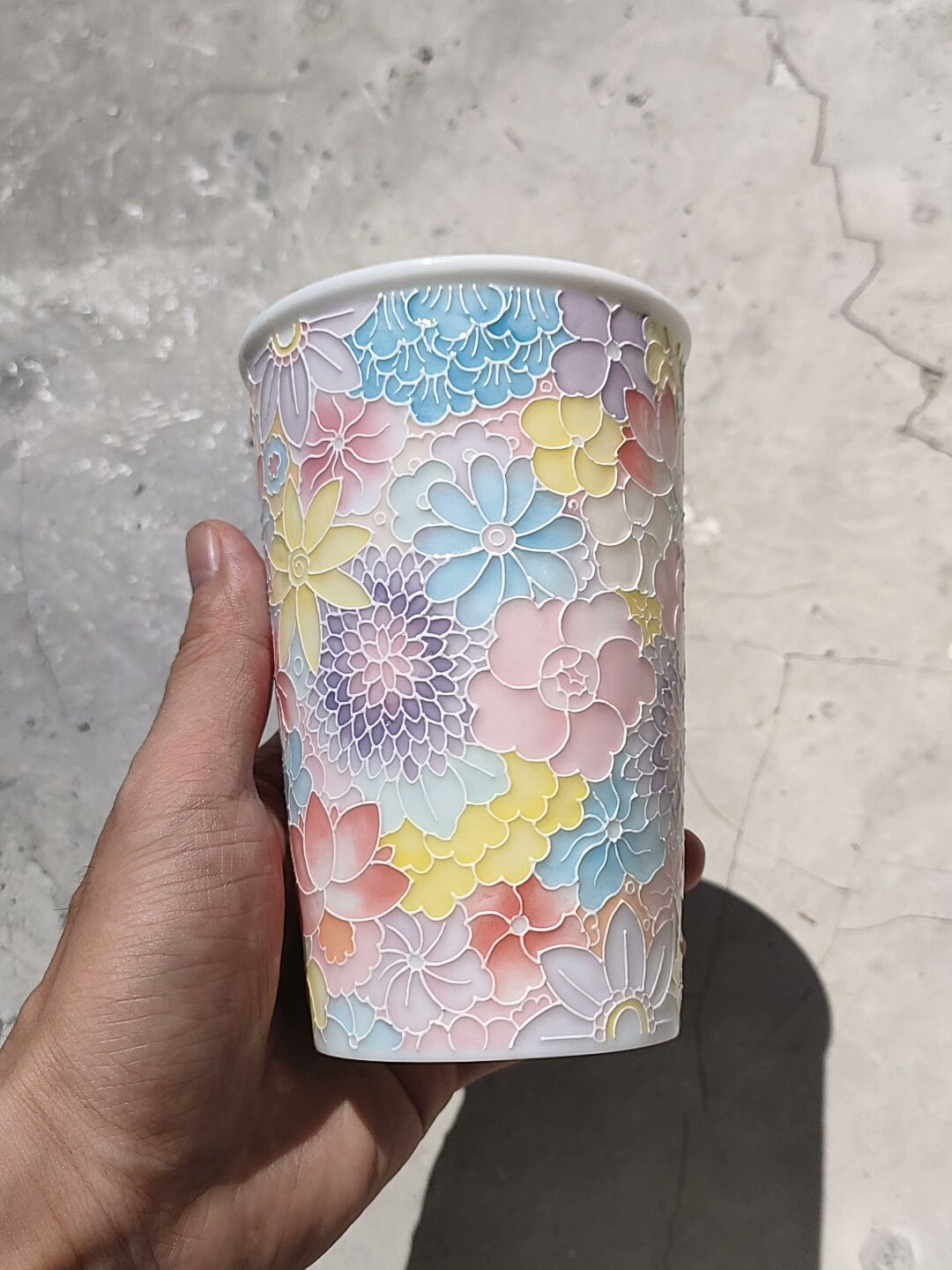 Handgefertigte florale Keramiktasse aus Jade-Ton
