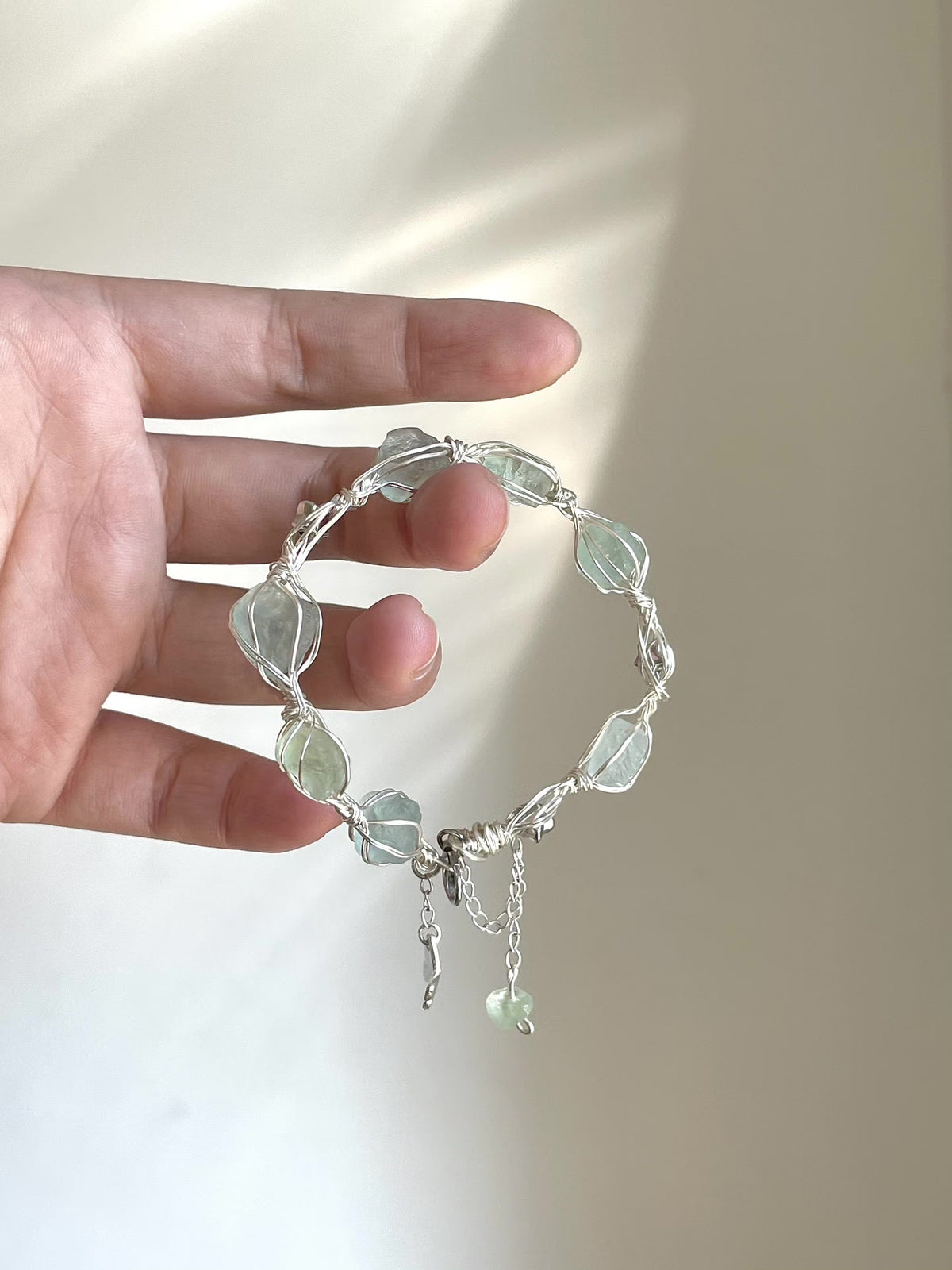 Bracelet fait main en fluorite verte et fil argenté