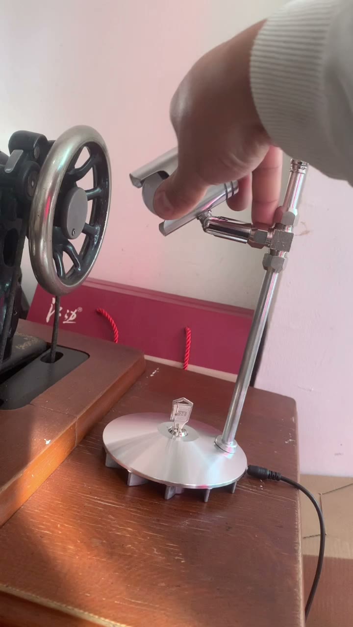 Handtordad mekanisk industriell bordslampa med USB-port