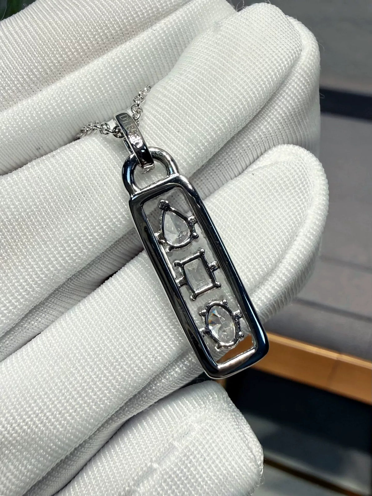 Halsband med lång pendel och blandad diamantslipning