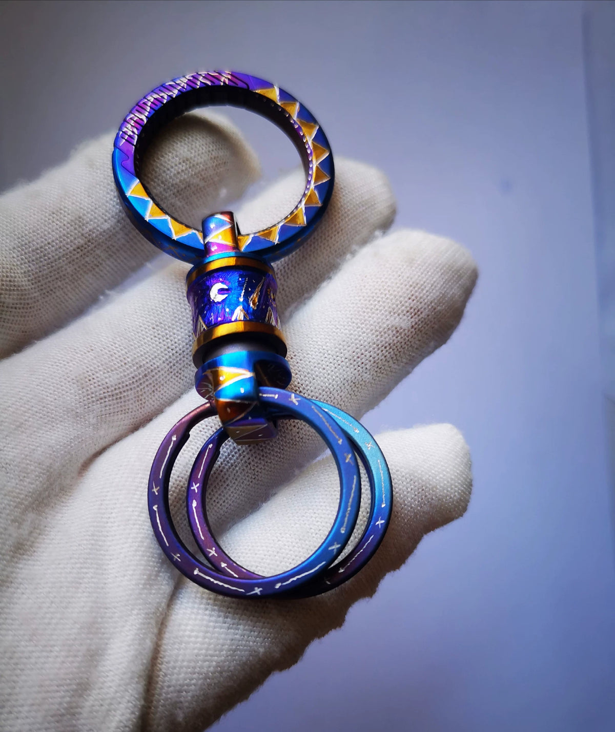 Titan-Fidget-Schlüsselanhänger mit irisierender anodisierter Himmelsgravur
