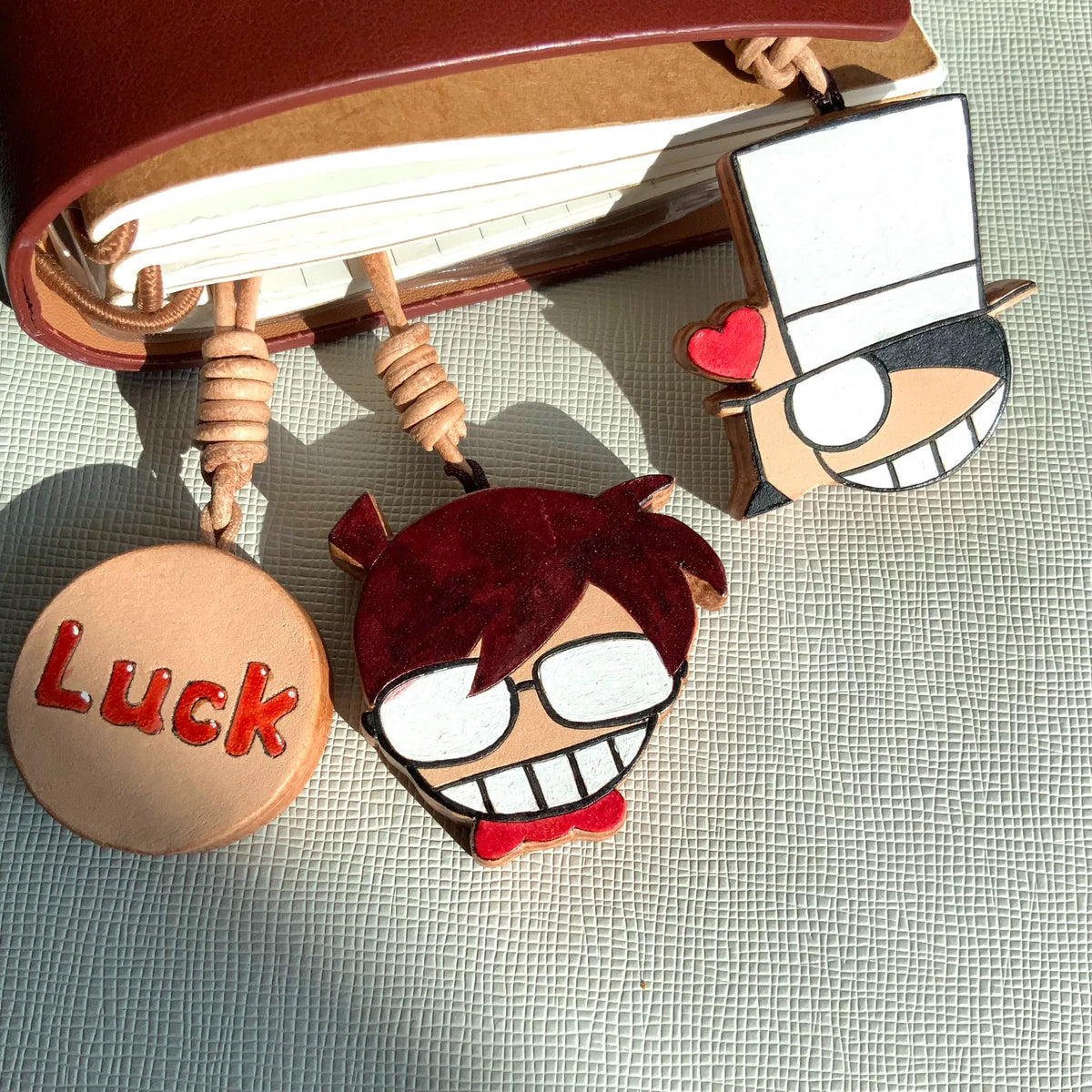 Set di charm in pelle artigianale anime