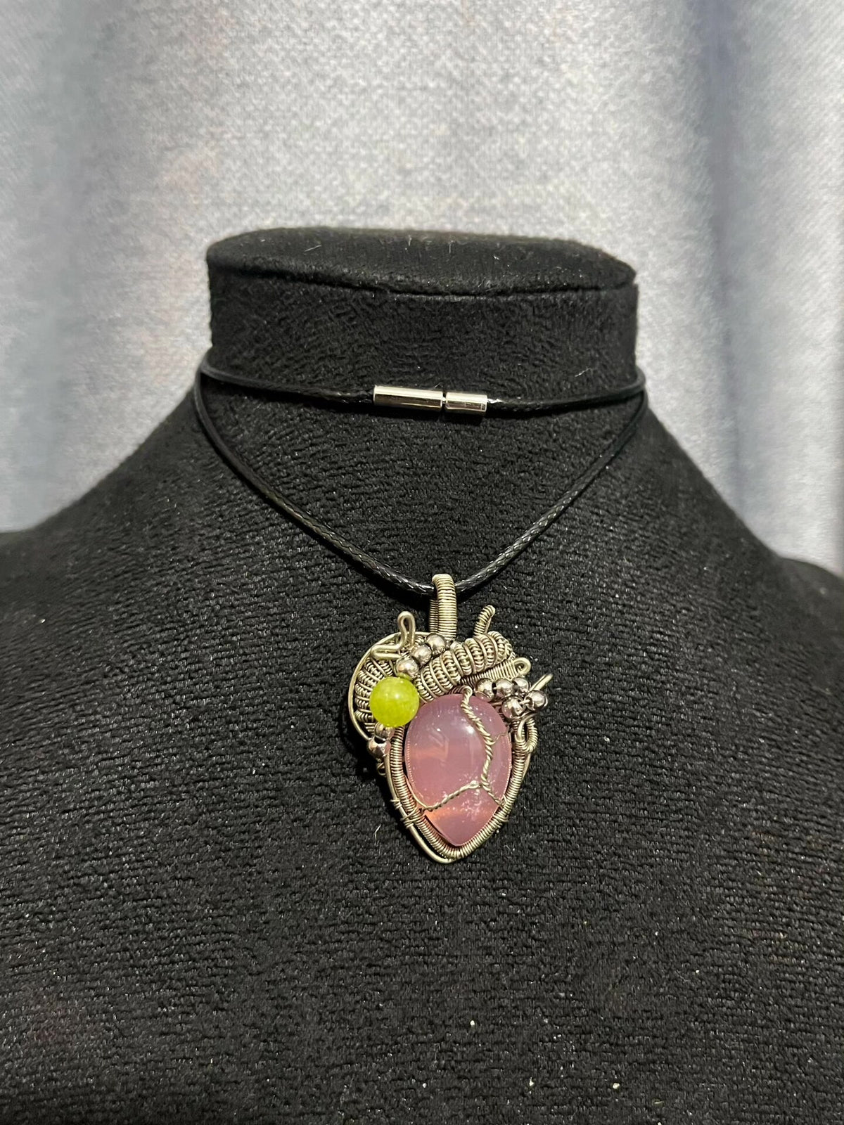 Collar con Colgante de Corazón en Alambre y Ágata Rosa