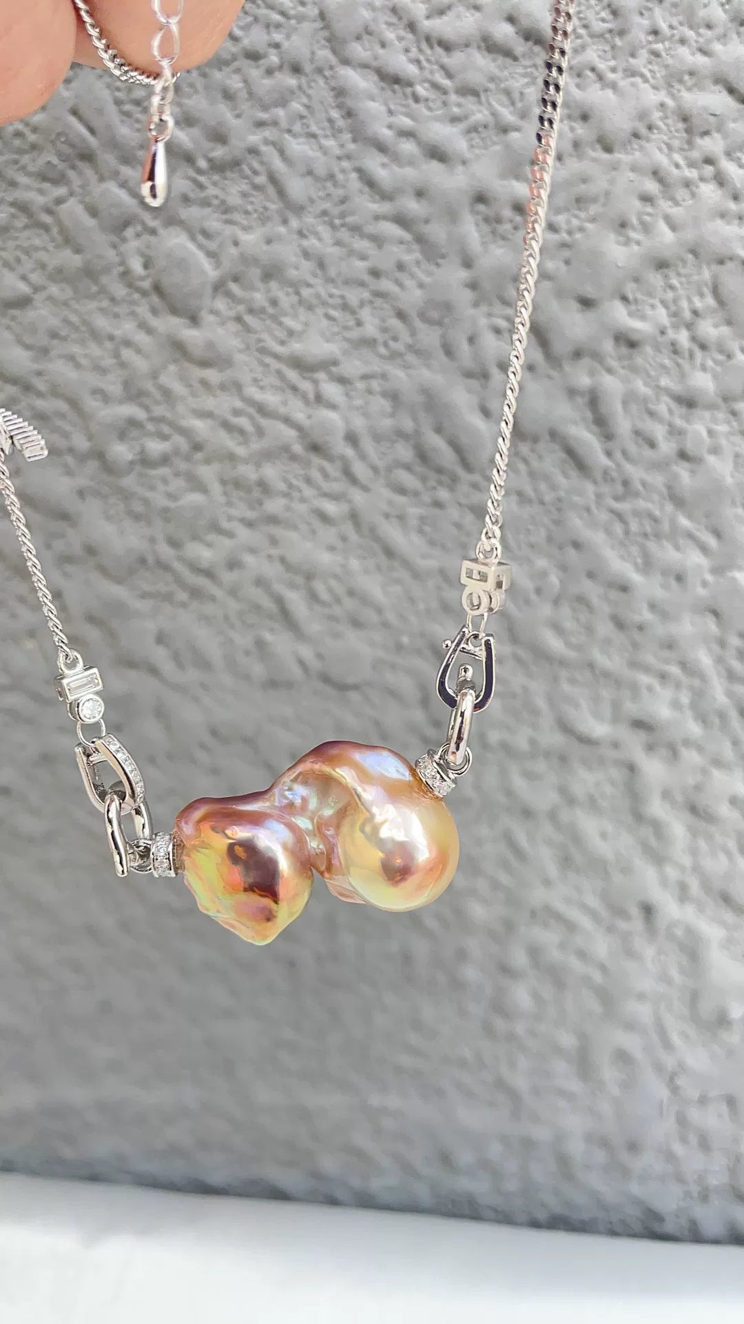 Ciondolo in argento con perla barocca verde e viola