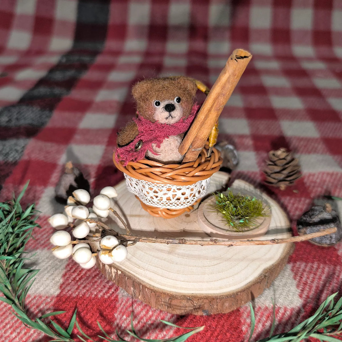 Handgefertigter brauner Teddybär-Anhänger aus Wollfilz