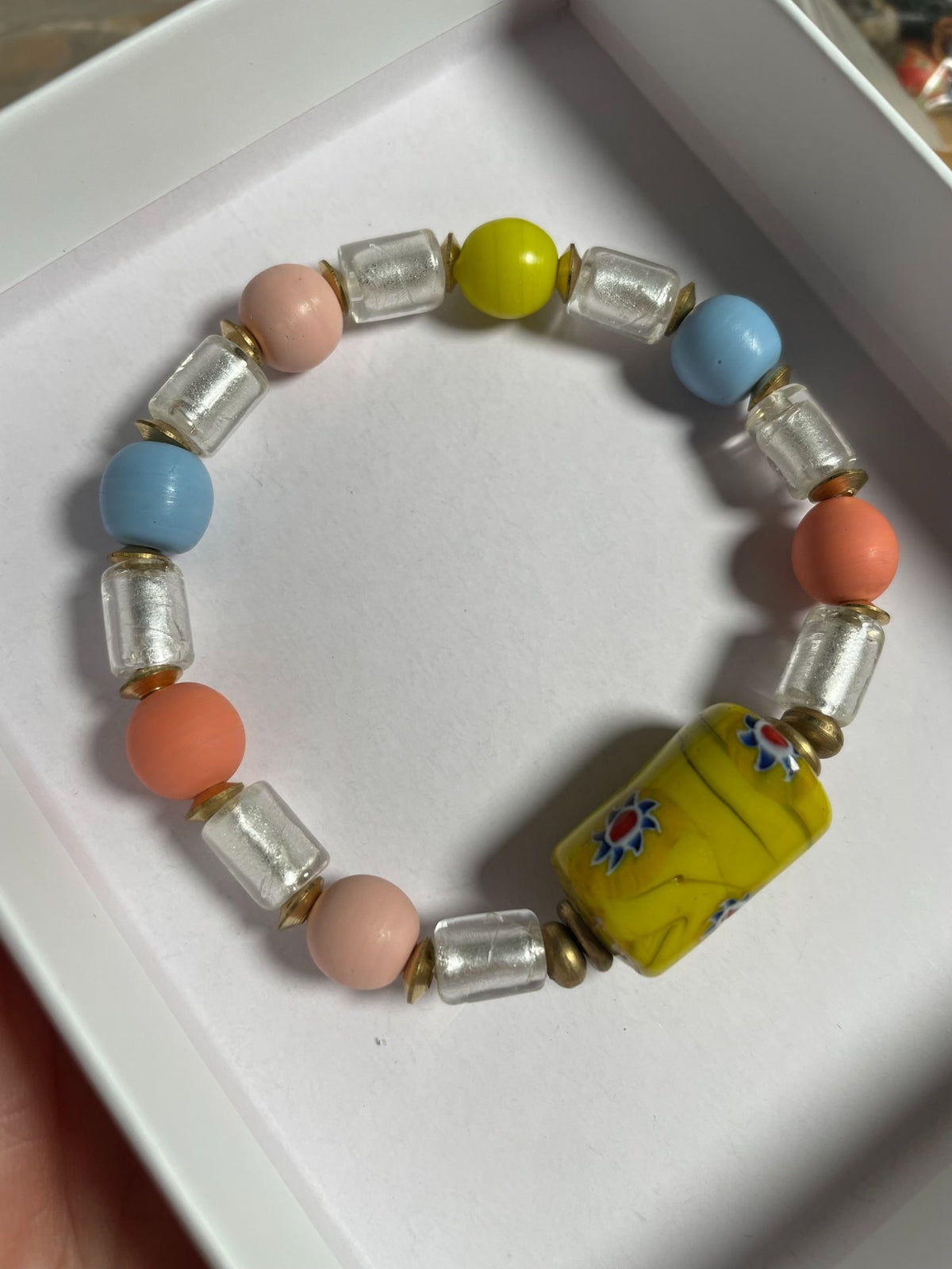 イエローのバレルビーズのハンドメイドビーズレスレット