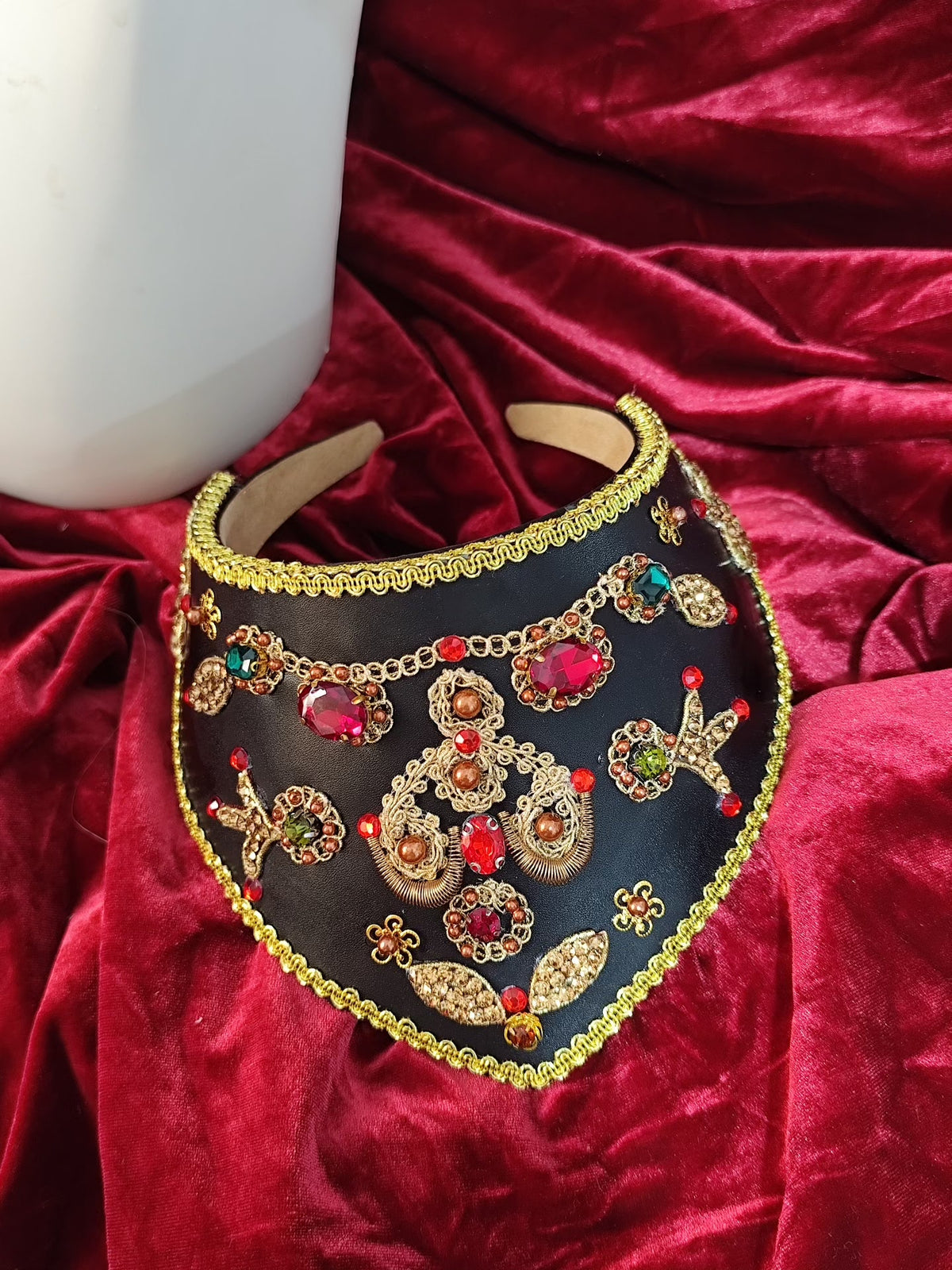 Copricapo kokoshnik russo nero con finiture dorate
