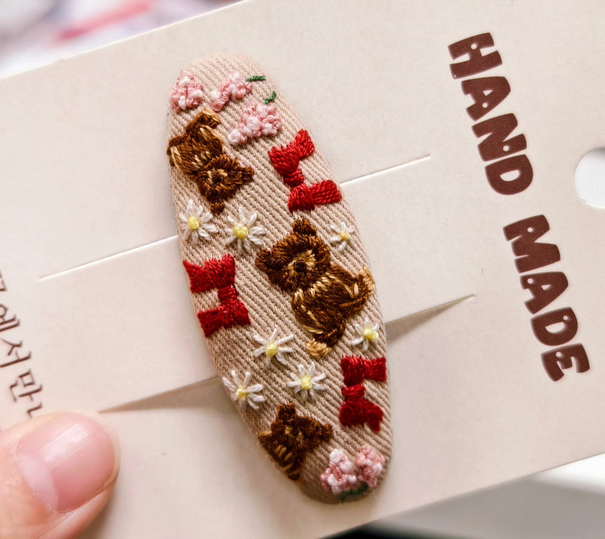 Handbroderat hårspänne med bruna björnar