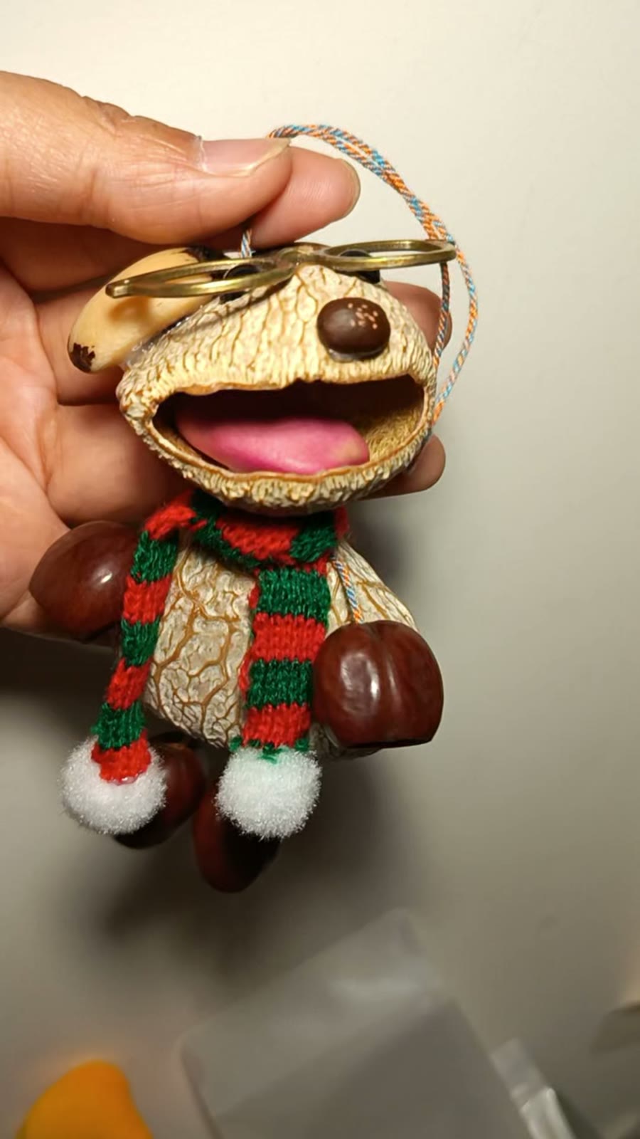 Adorno de perro de cáscara de nuez hecho a mano con bufanda
