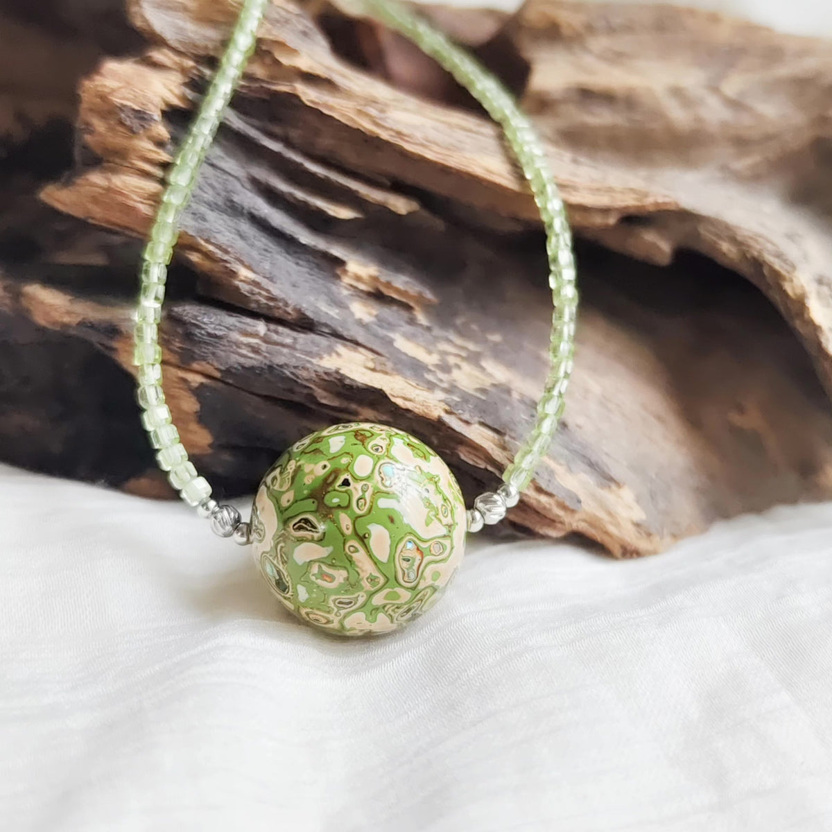 Colar de Peridoto com Conta de Laca Feito à Mão