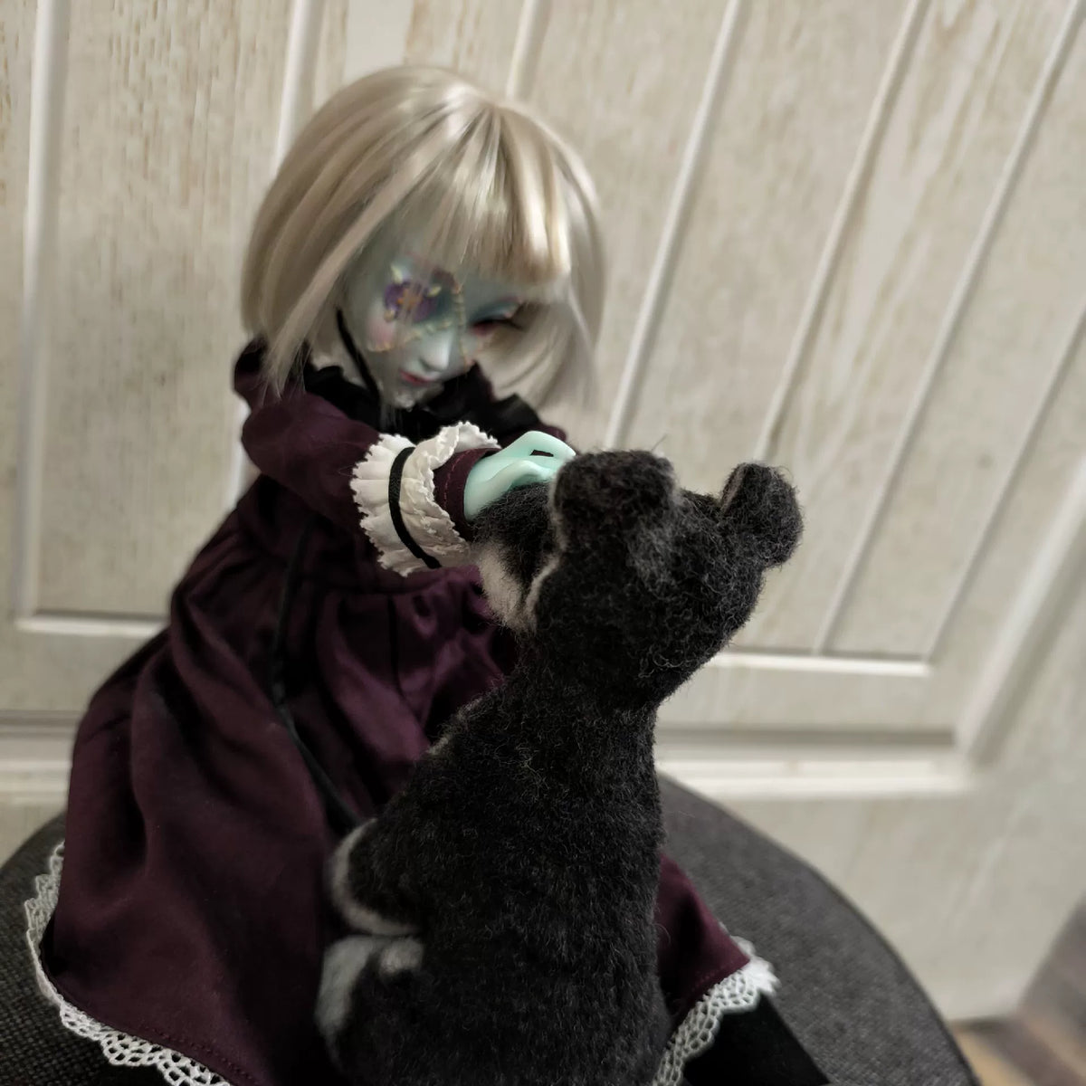 Handgefertigte schwarze Schnauzer-Puppenfigur aus Wollfilz