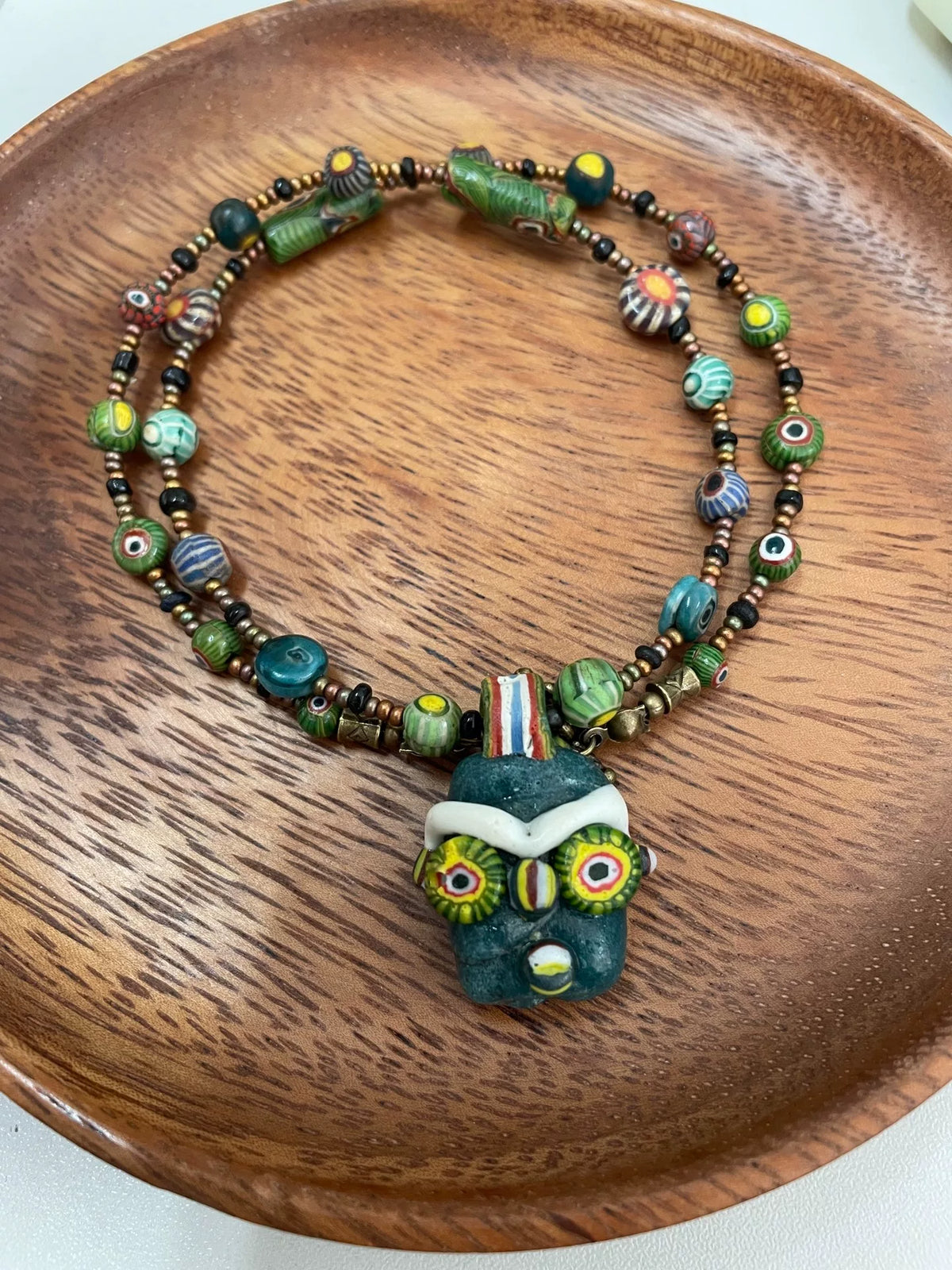 Collier pendentif poupée en verre phénicien sarcelle perlé 46 cm