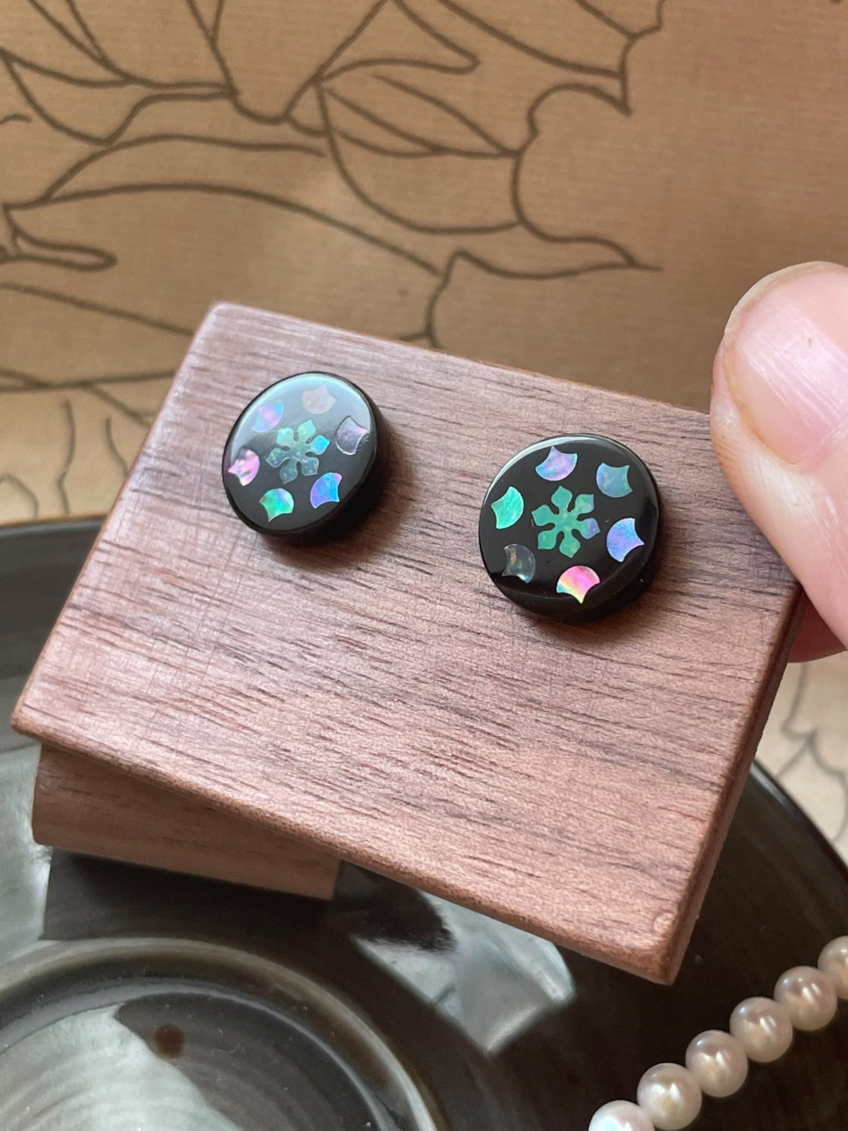 Boucles d'oreilles puces en laque noire et incrustations de nacre