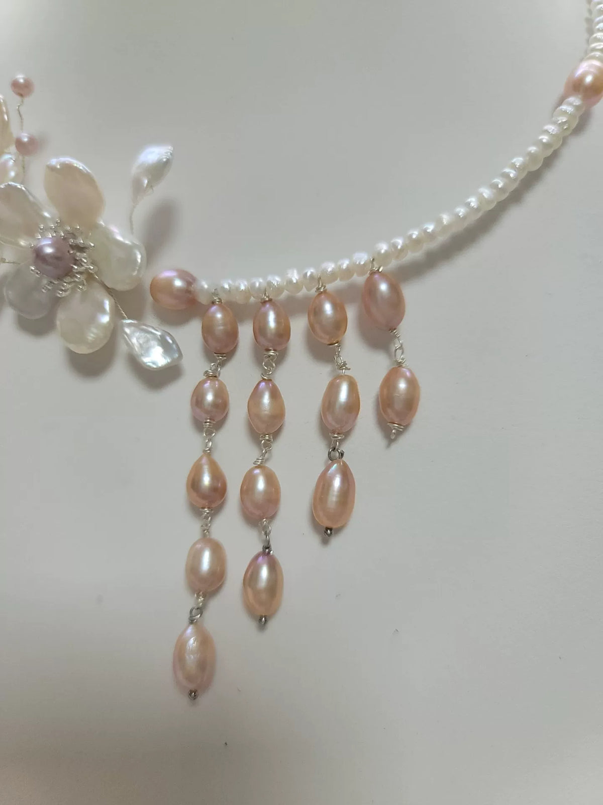 Gargantilha de Pérolas com Franja Floral Rosa