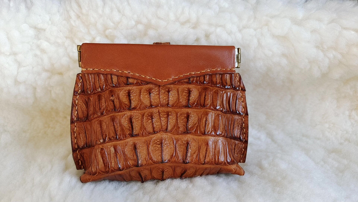 Pochette en cuir de dos de poisson marron selle