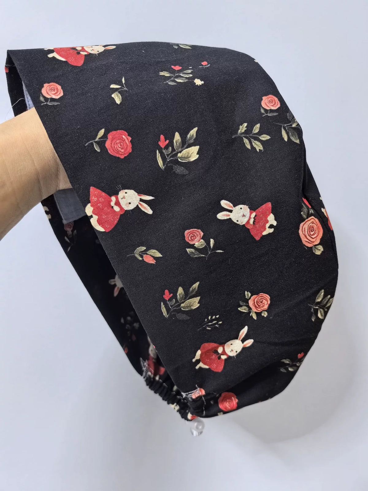 Gorro Quirúrgico de Algodón con Estampado Floral y Conejos Negros