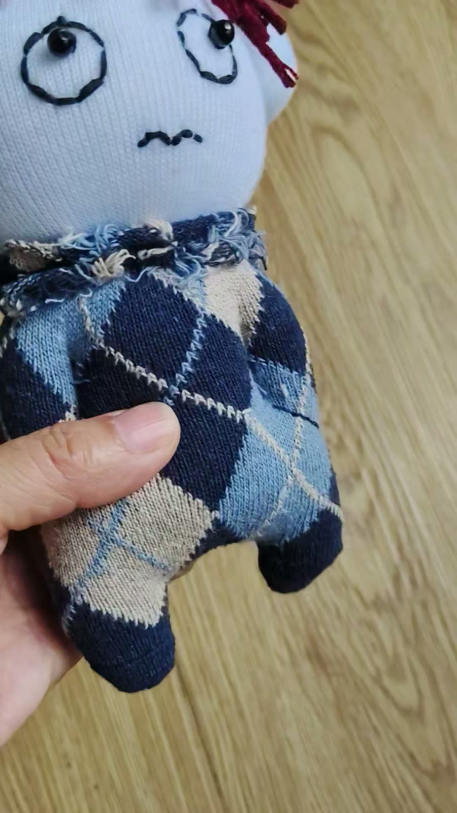 Handgefertigte Sockenpuppe Junge mit großen Augen