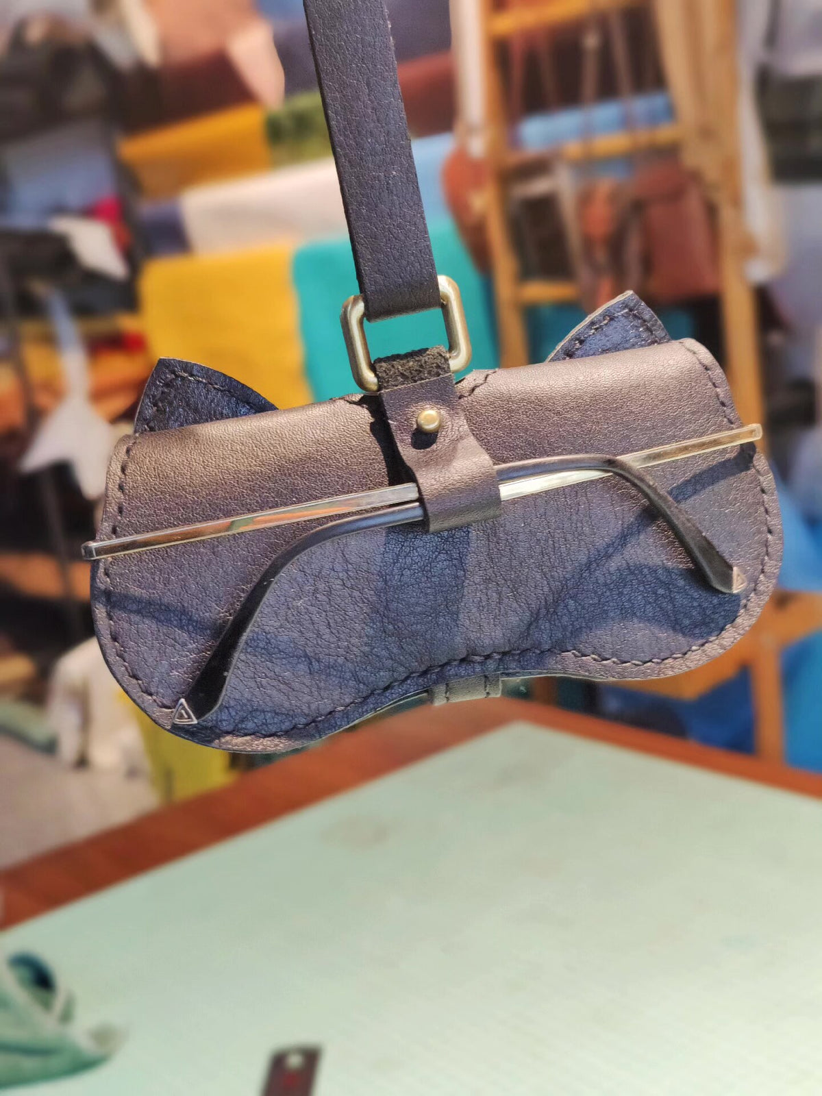 Custodia per occhiali in pelle fatta a mano con design a gufo