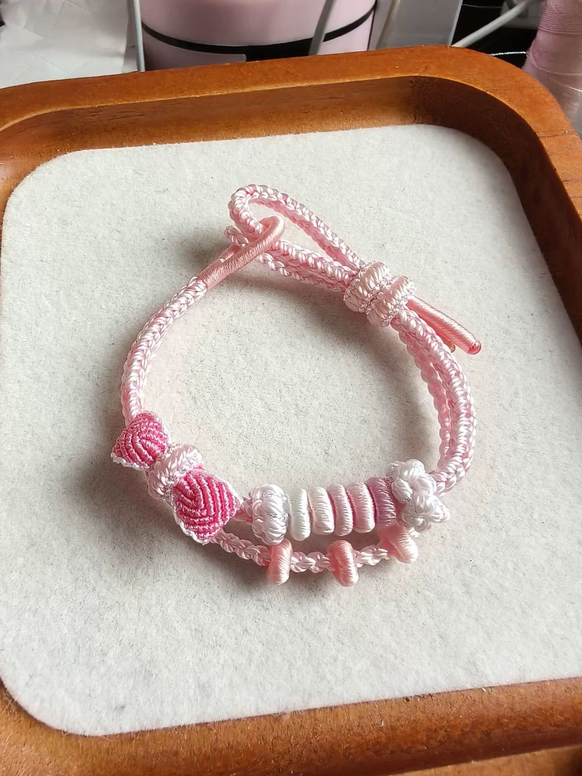 Handgegewebtes Kordarmband in Pink-Weiß-Verlauf