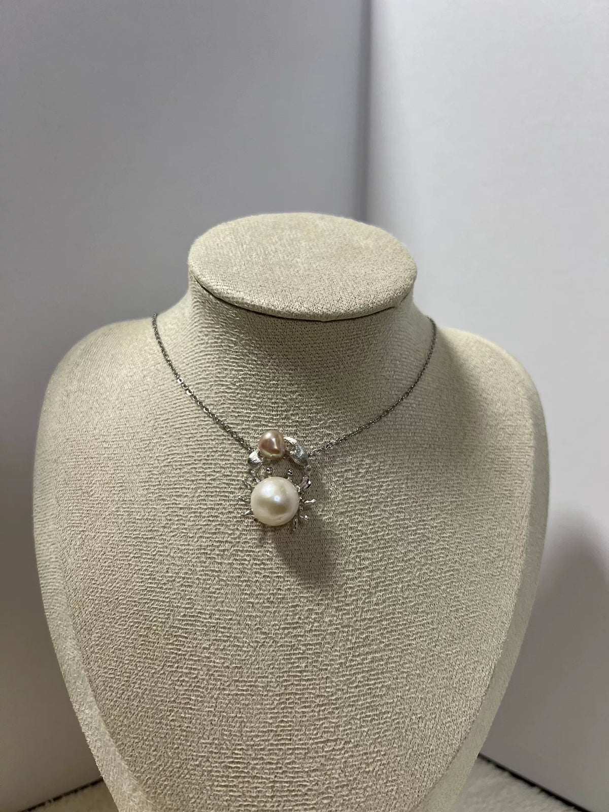 Collana con Pendente in Perle e Cornice a Raggio
