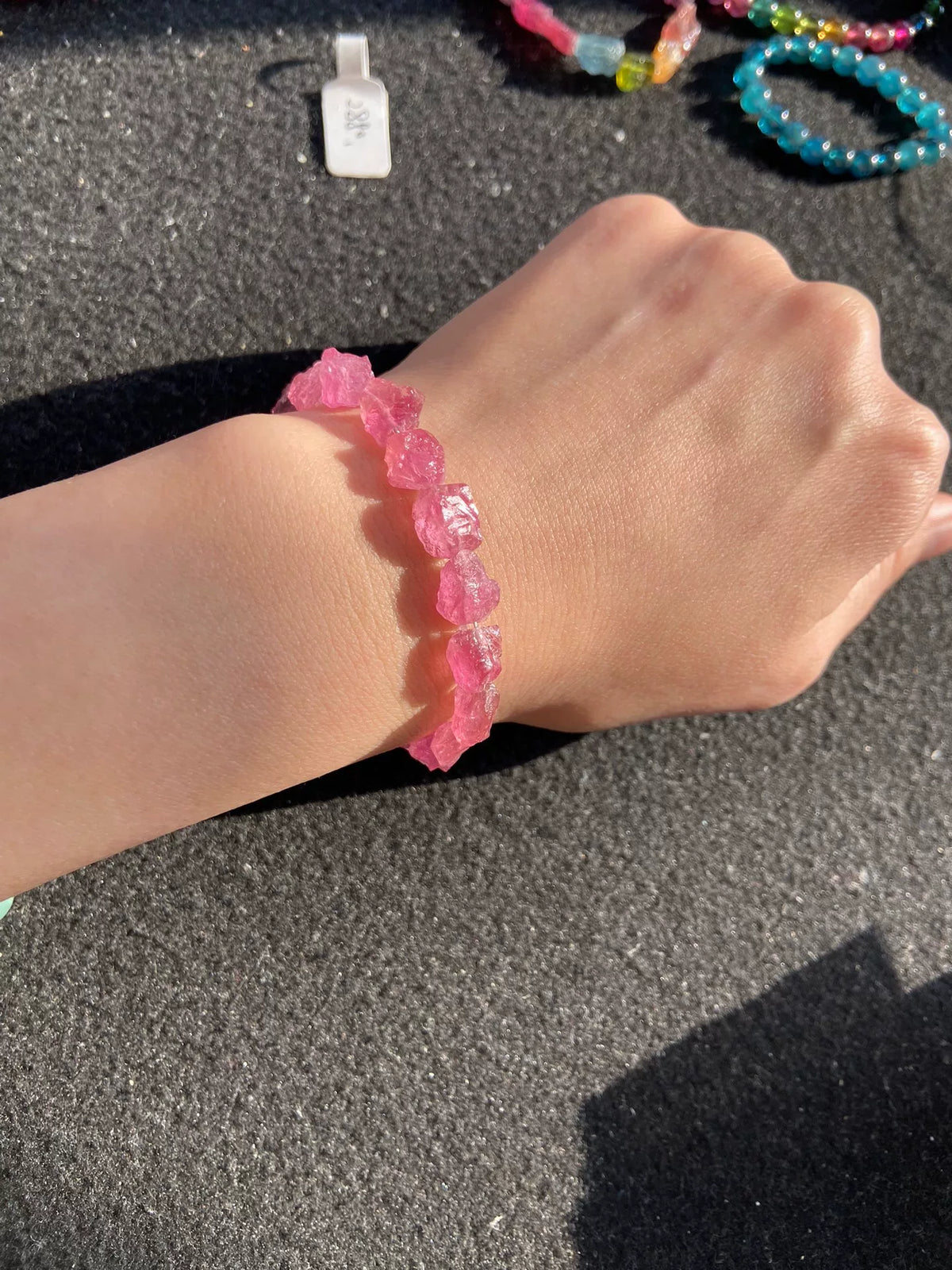 Pulsera de turmalina en bruto color rosa melocotón
