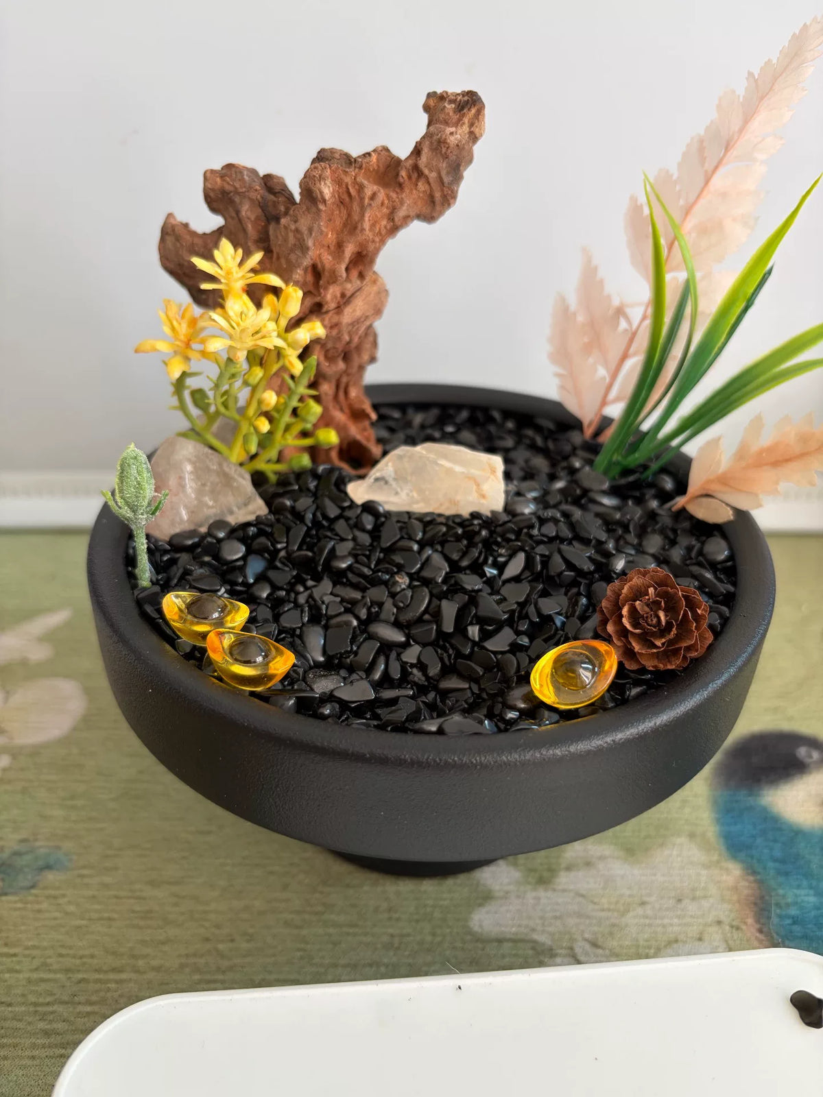 Dekoration med kristall-bonsai i gul kvarts