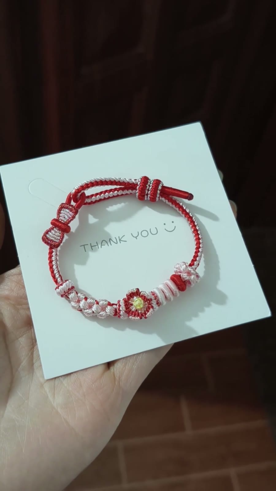 Pulsera de Flor Roja y Blanca Trenzada a Mano