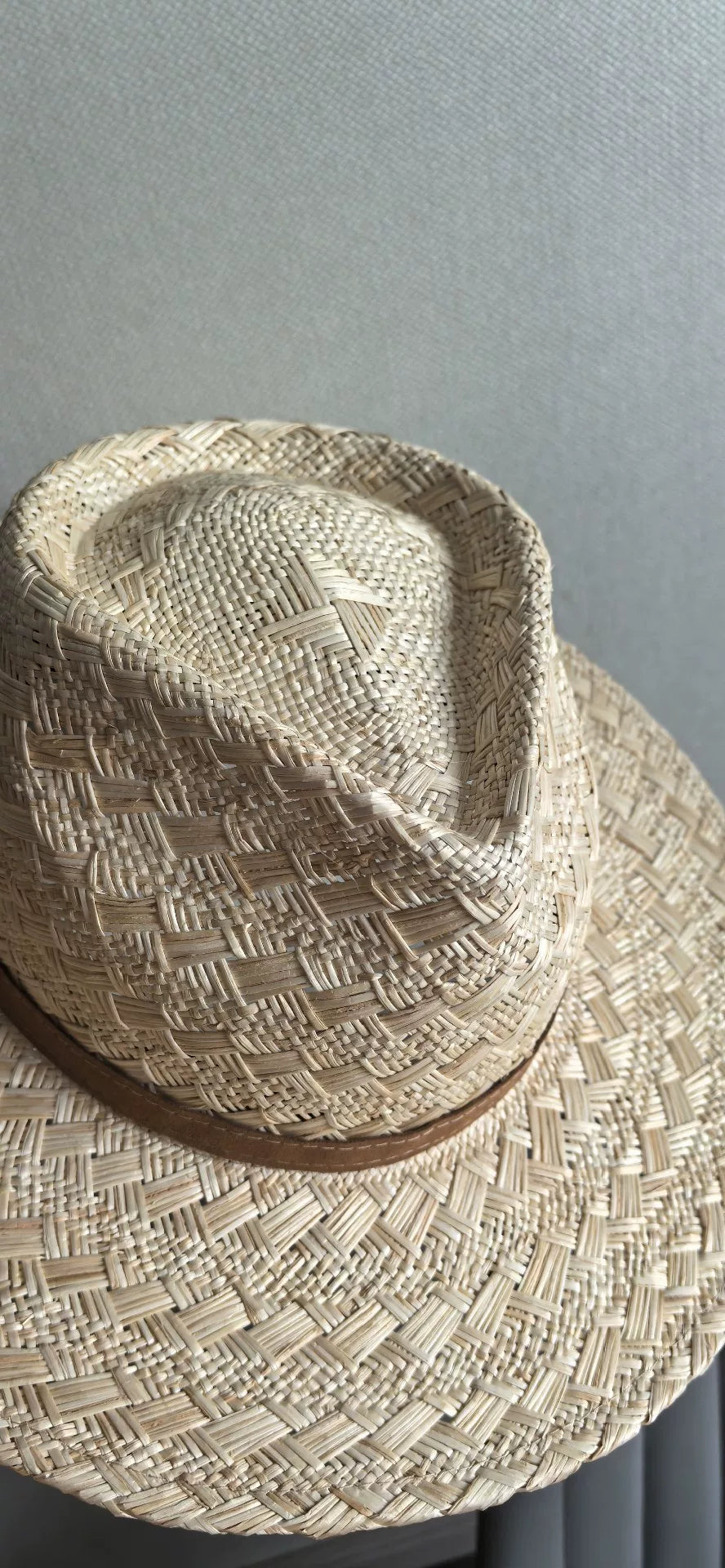 Fedora in erba naturale intrecciato a mano