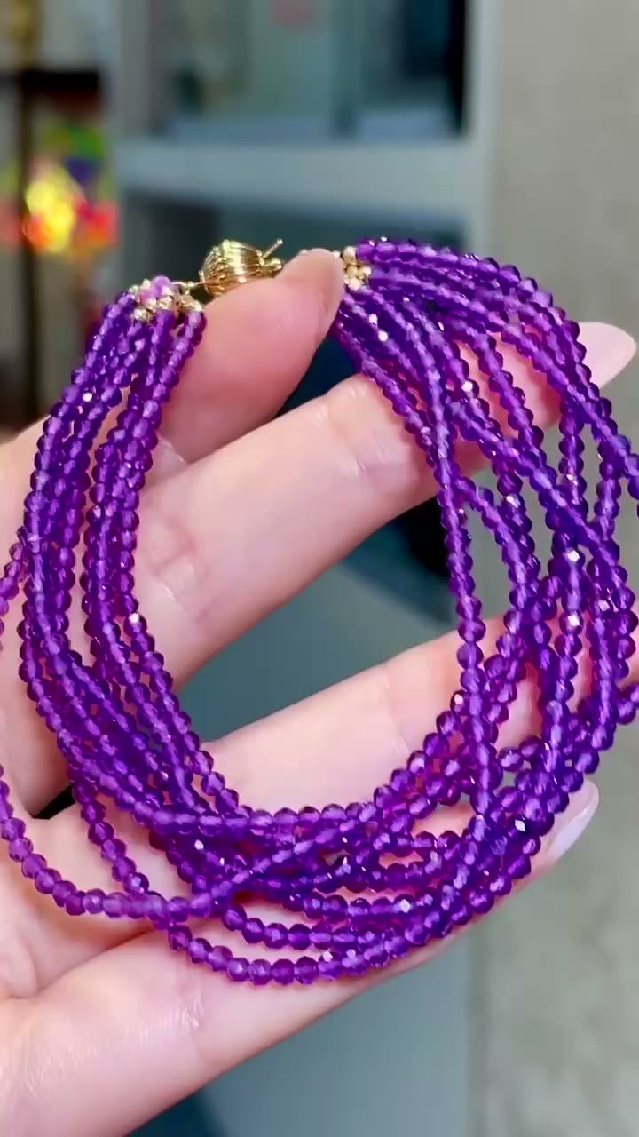 Armband med åtta rader ametistpärlor i guld