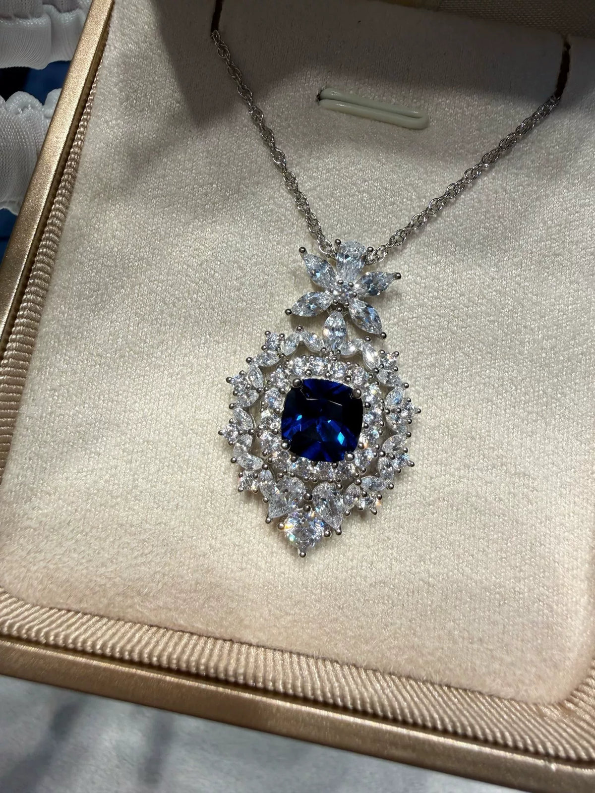 Colar com Pendente Floral Azul Real Banhado a Ródio