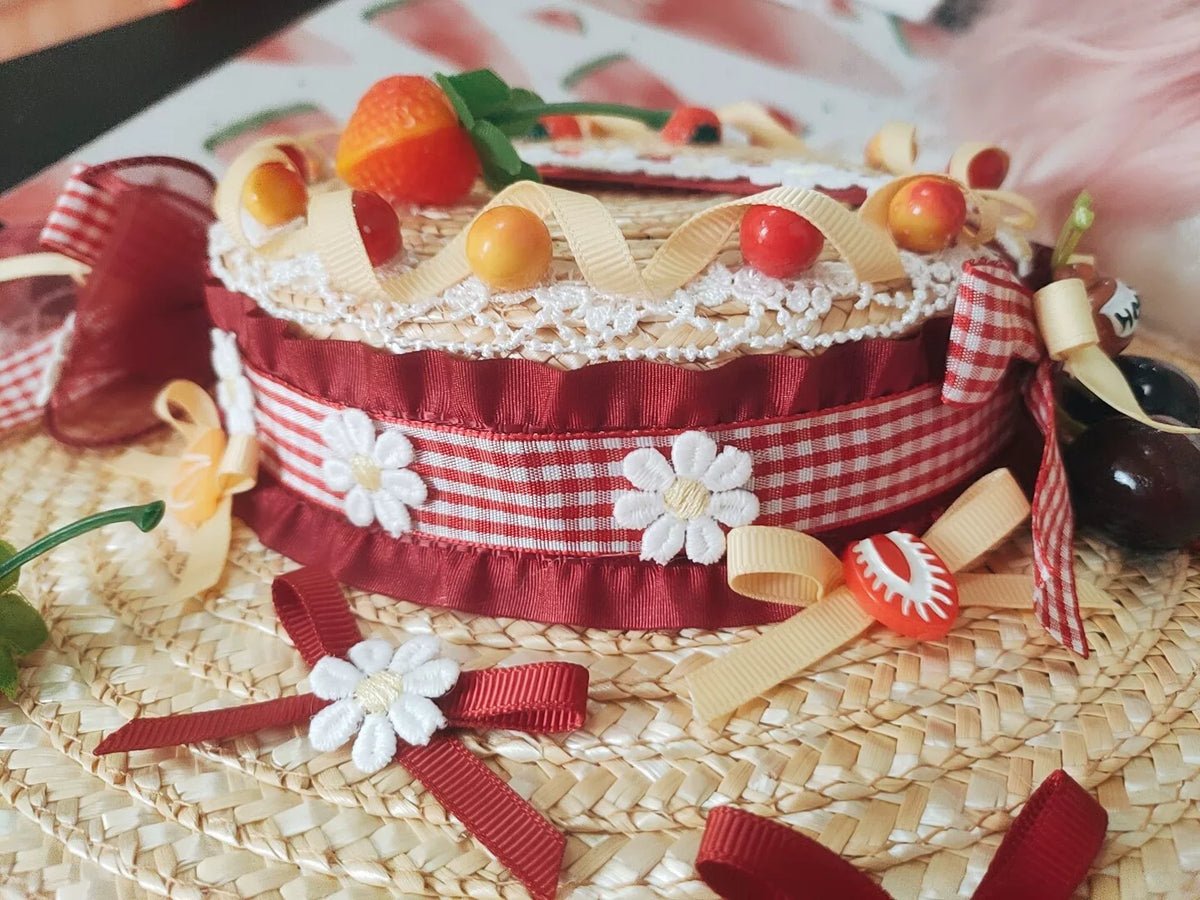 Handgefertigter flacher Stroh-Boater mit Erdbeeren