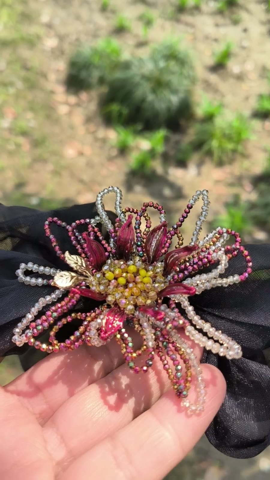Set aus Haarscrunchie und Blumenbroche mit Kristallperlen