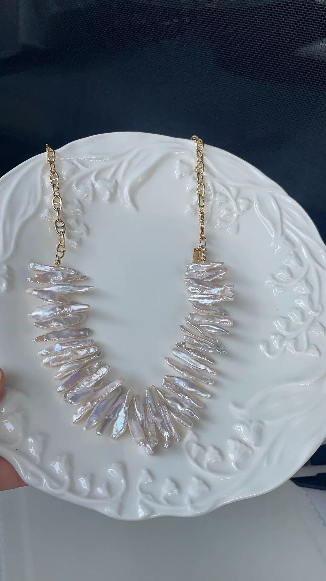 Collana statement con perle barocco d'acqua dolce a forma di V