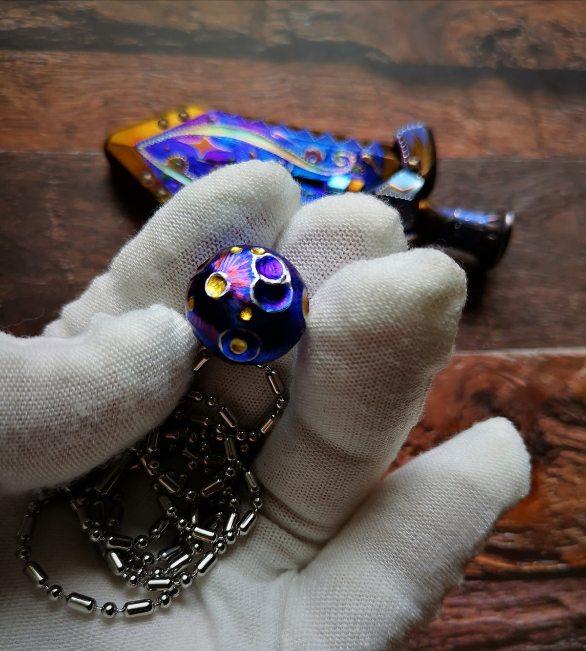 Blauwe kosmische hanger van puur titanium