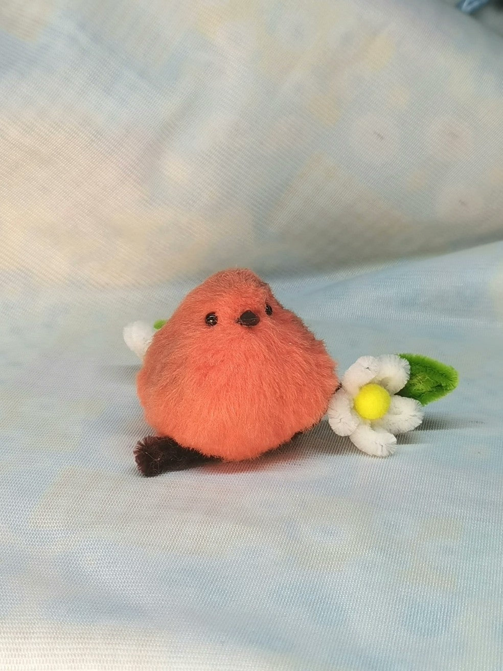 Korallenrosa Chenille-Vogelfigur