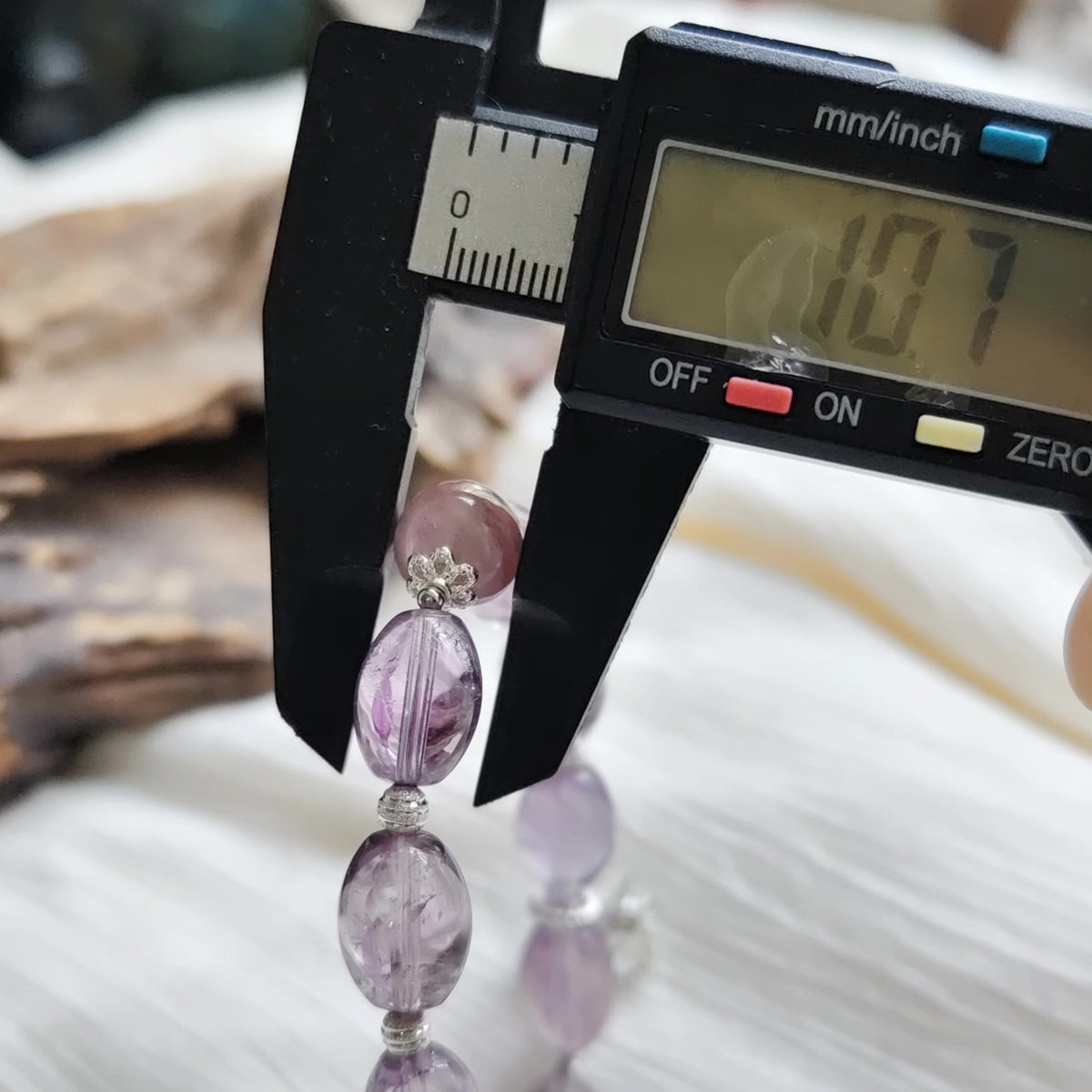 Armband mit violetten Phantom-Amethyst-Fassperlen