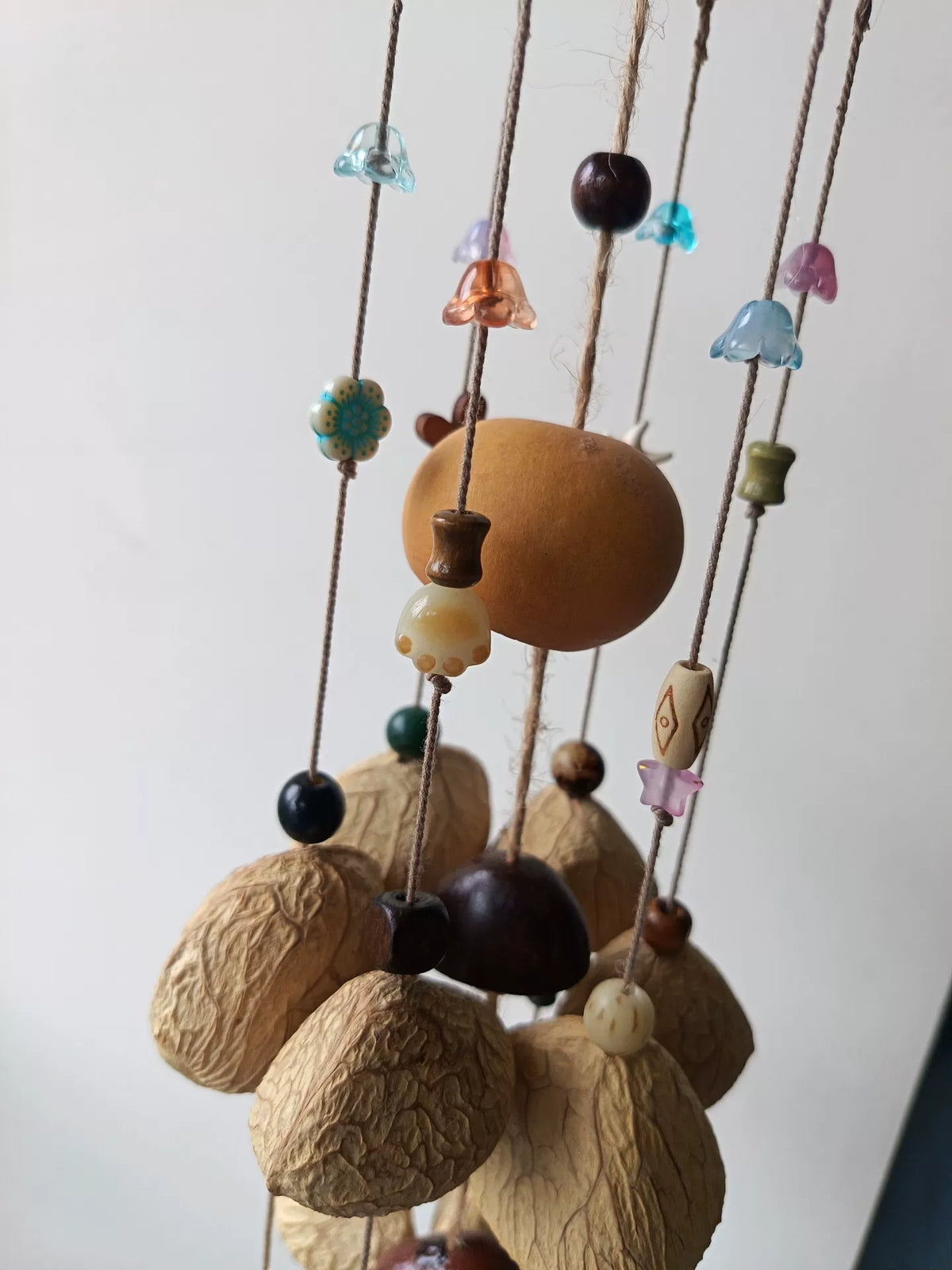 Carillón de viento de cáscaras de fruta negra de Indonesia hecho a mano