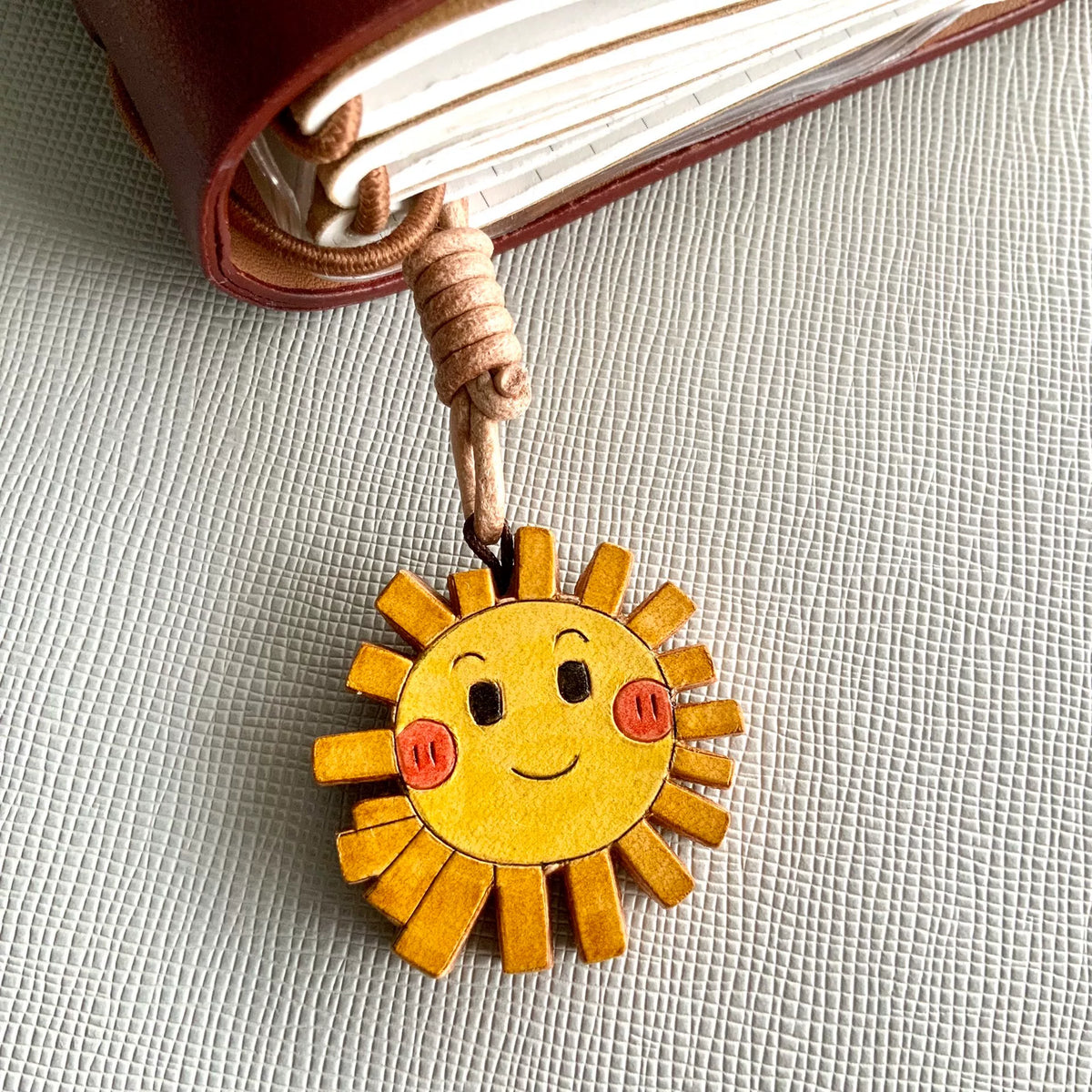 Handskuret läderarmband i korsläder