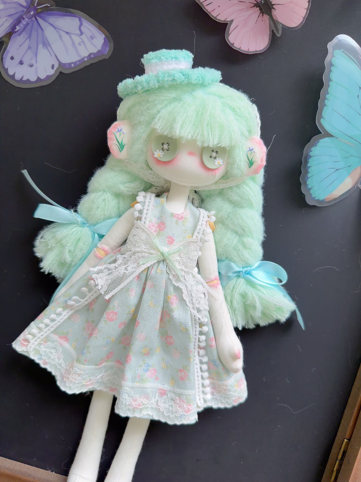 Bambola artistica artigianale verde menta