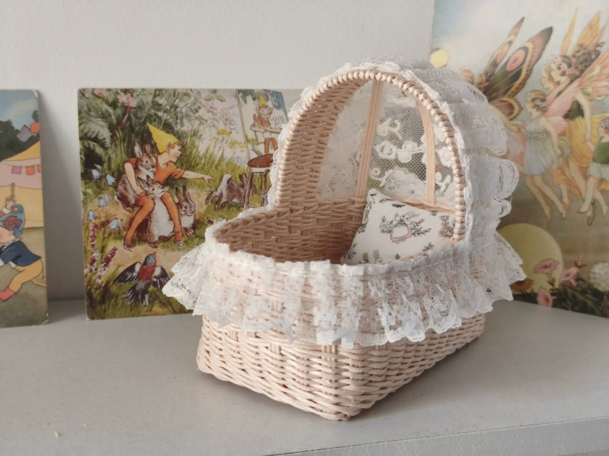Berço em Miniatura de Vime Artesanal com Renda