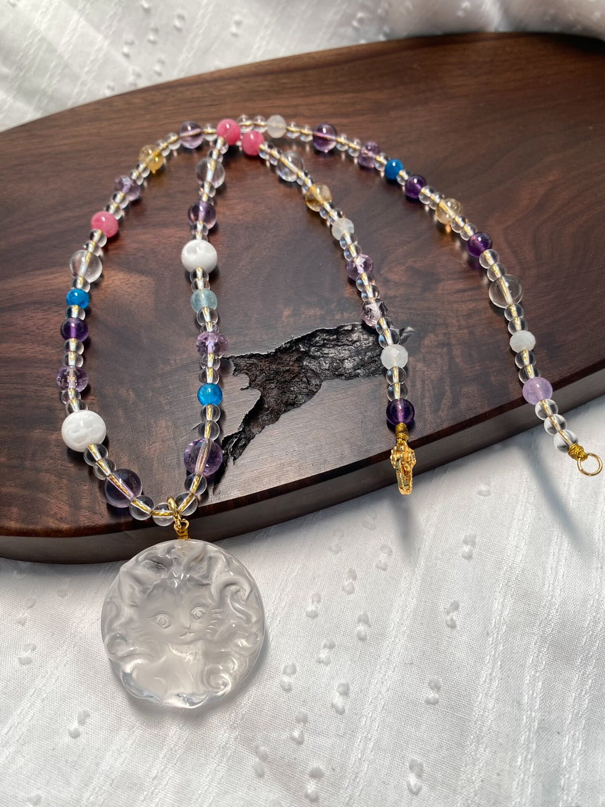Collana con ciondolo volpe in quarzo bianco e pietre multiple