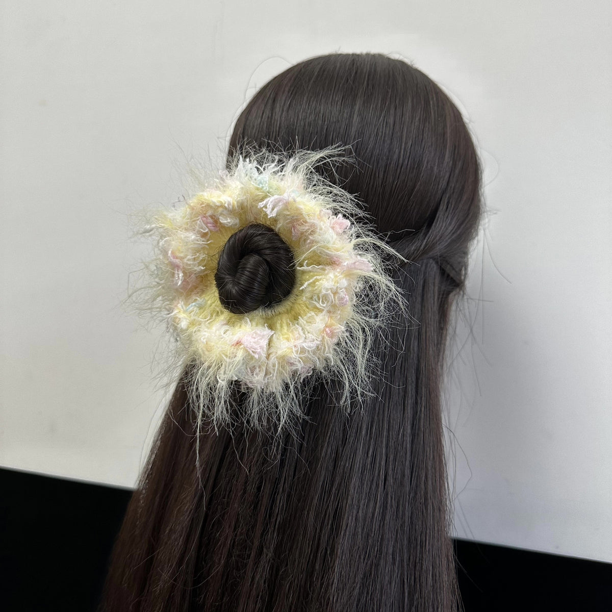 Chouchou à cheveux crocheté à la main en fil duveteux jaune pâle