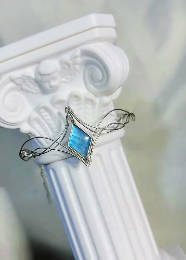 Blauwe Labradoriet armband met witkoper draad