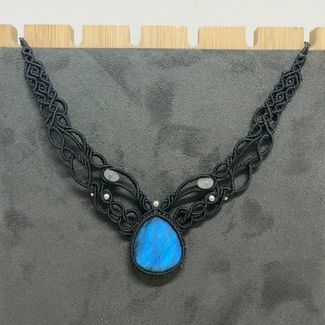 Collana in macramè nera con labradorite