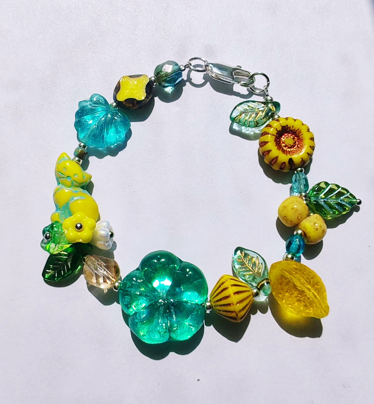 Pulsera de cuentas de vidrio checo flor verde azulado