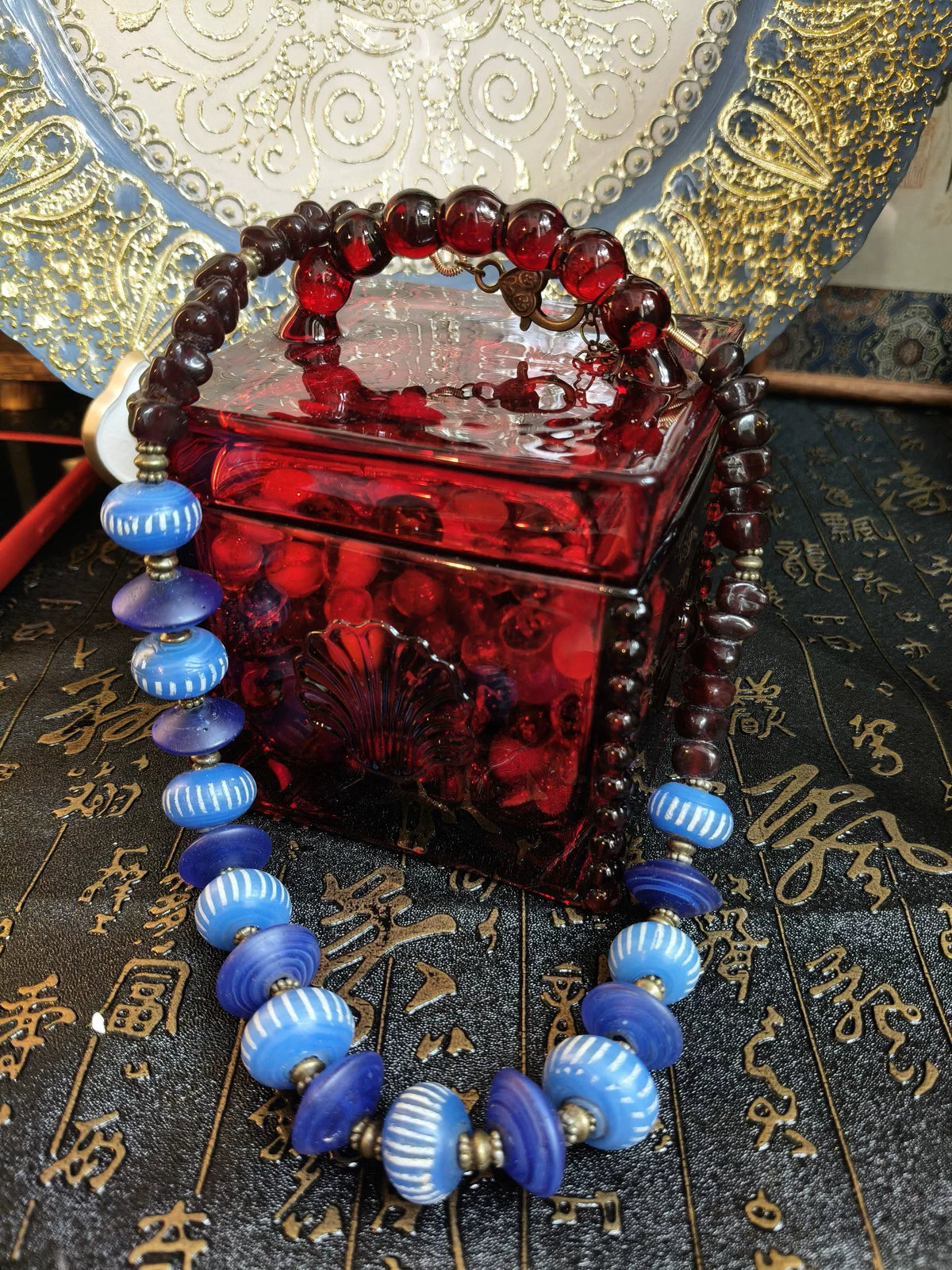 Blaues Glasperlen-Set mit Kette und Ohrringen