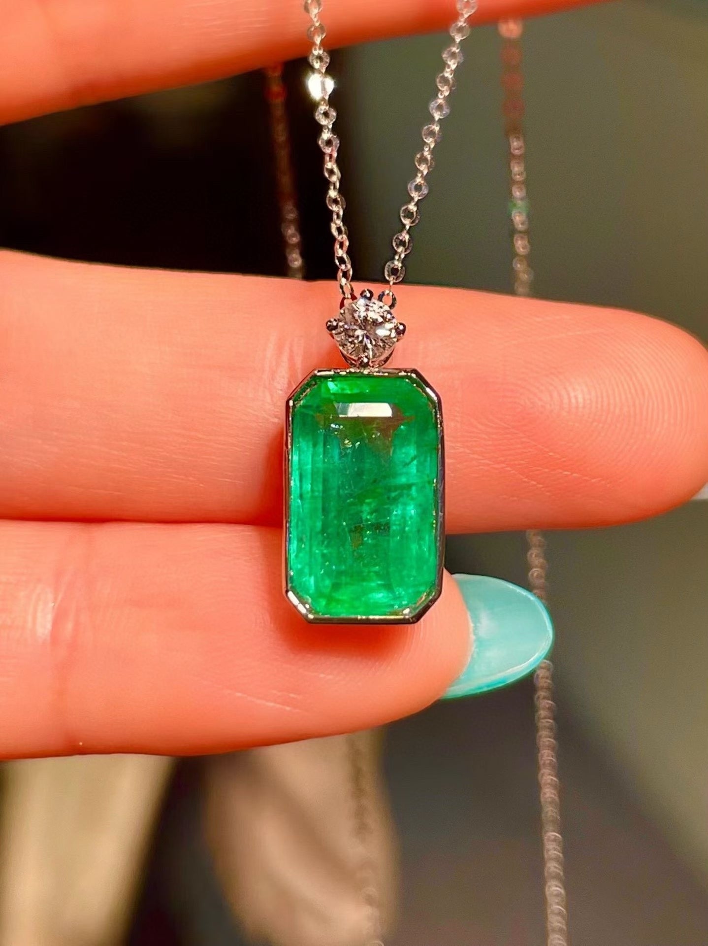 Pt950 Platinum Bezel-Set Emerald Pendant with Diamond