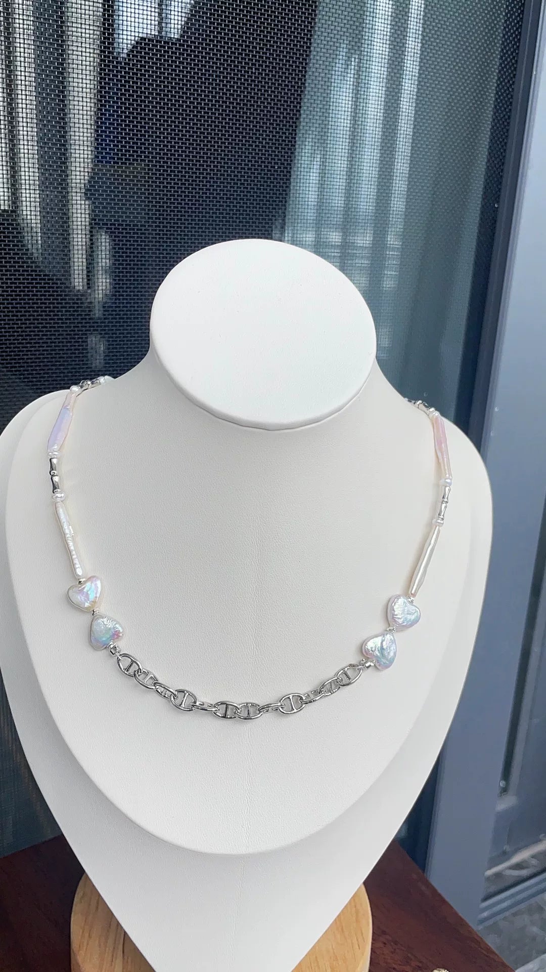 Collier perles cœur et acier de titane
