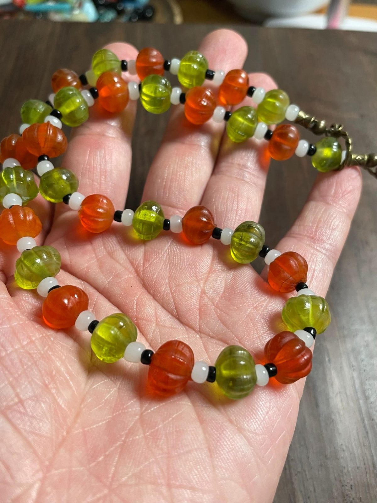 Halskette mit orangefarbenen und grünen Glasperlen